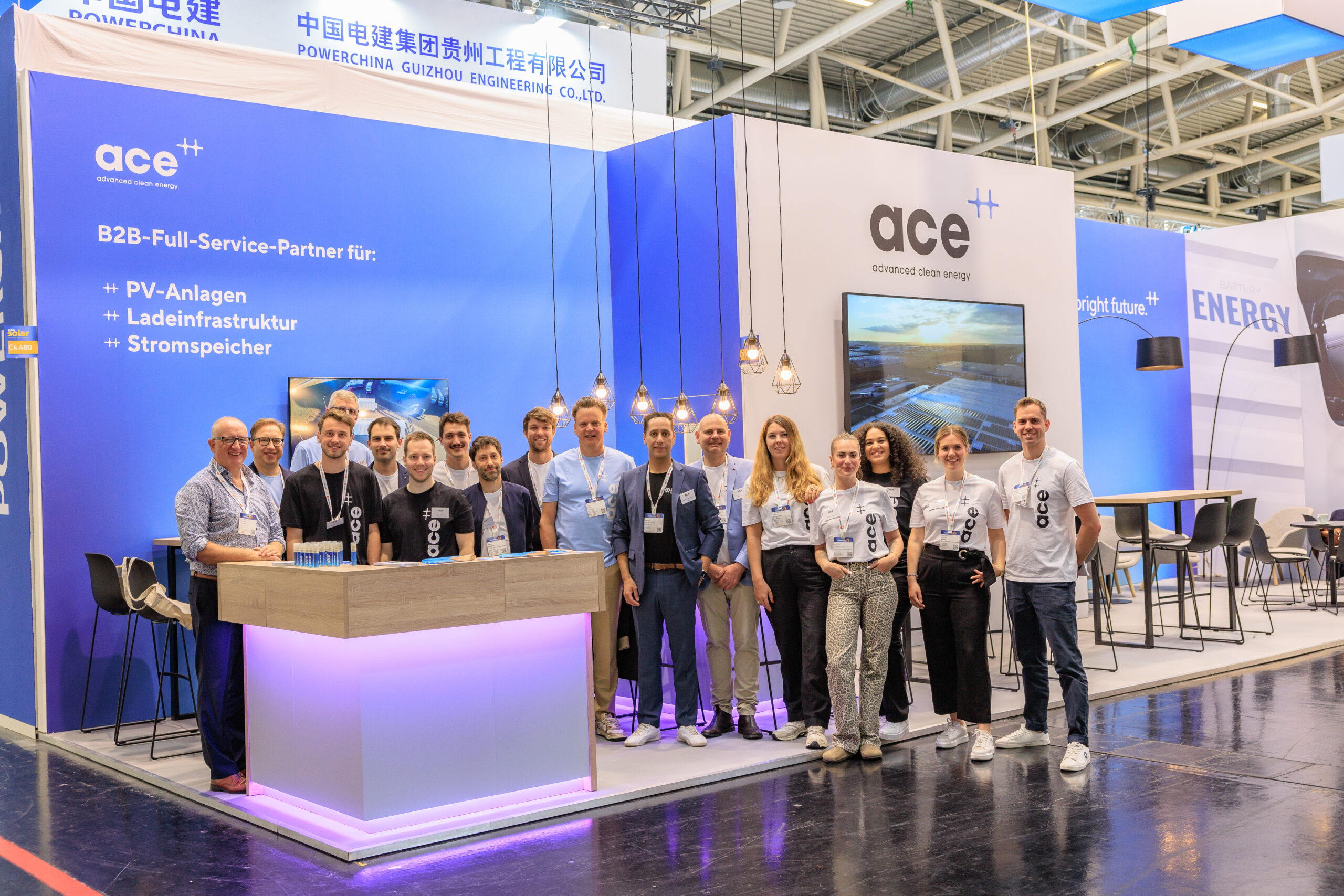 ace Group Teambild vor dem Messestand, auf der Intersolar 2024 in München.